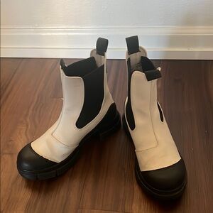 Ganni Black and White Boots Sleek Design